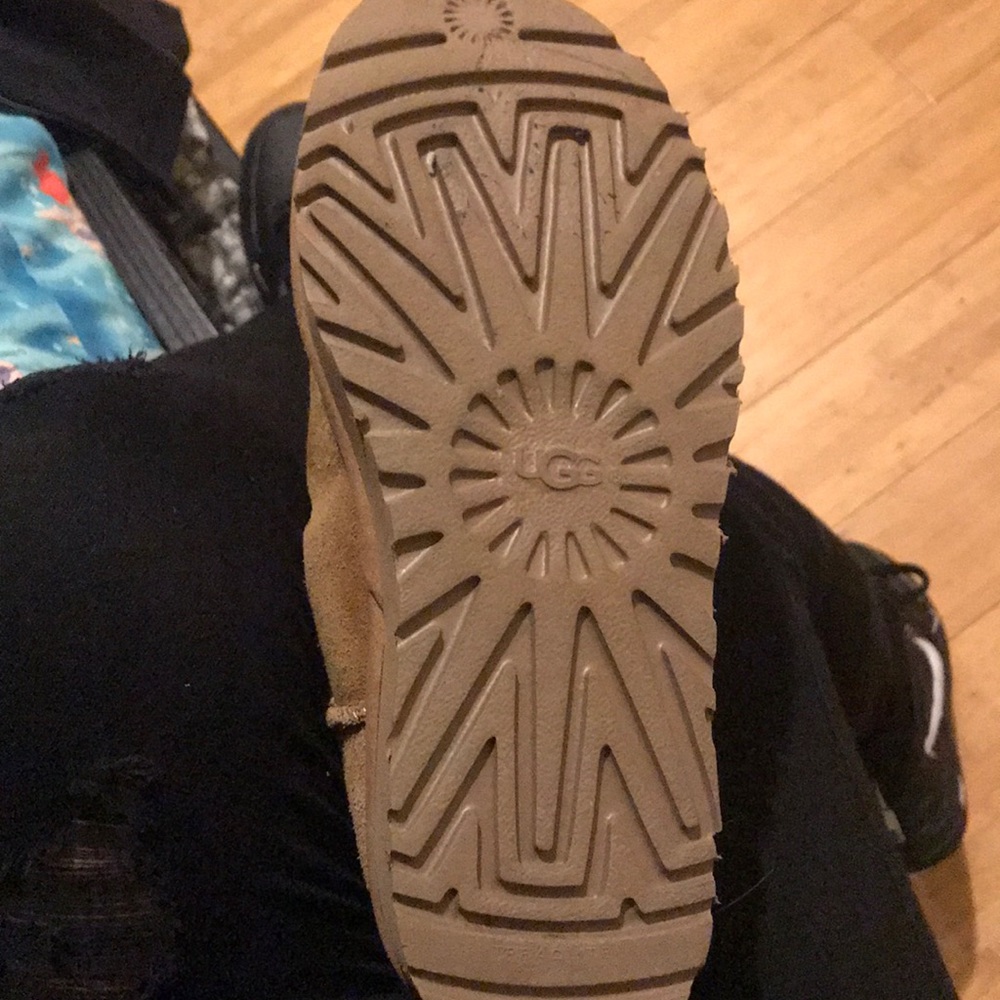 Ugg - Picture 2 of 4